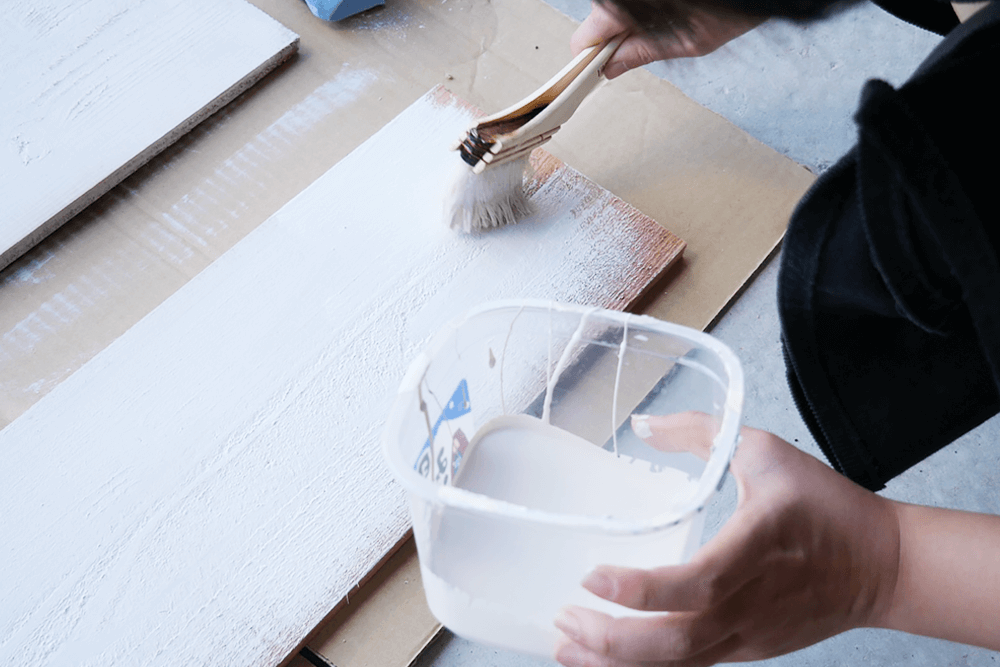 白い塗料で塗装するバンブー